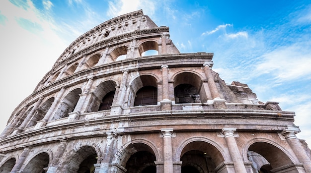 Detalhe do Coliseu de Roma (Roma), Itália. Também chamado de Coliseu, é o ponto turístico italiano mais famoso. Espetacular céu azul em segundo plano.