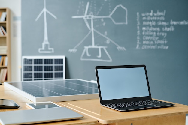 Detalhe do computador na mesa na sala de aula para estudar online na escola