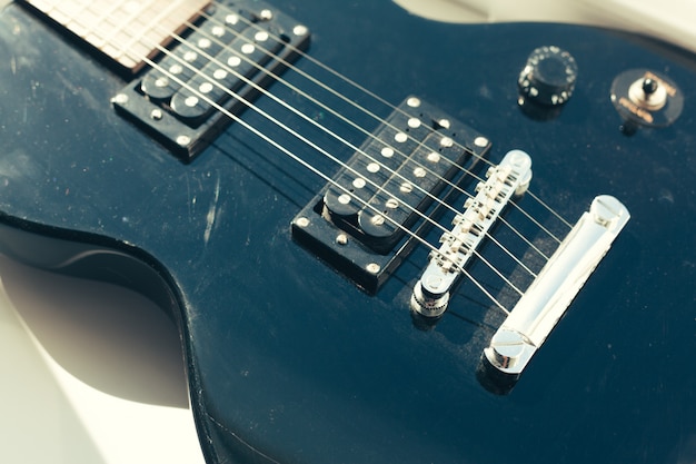Detalhe do corpo e do pescoço da guitarra elétrica