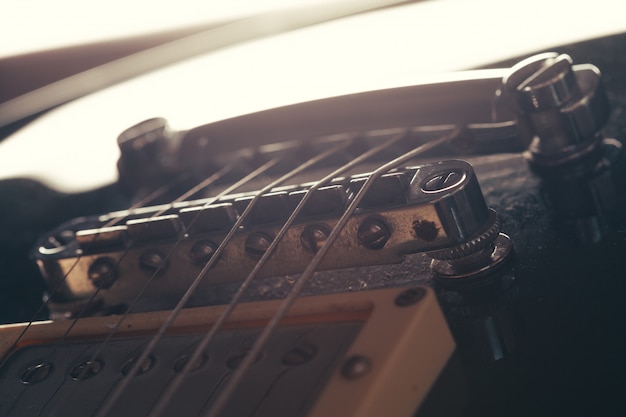 Detalhe do corpo e do pescoço da guitarra elétrica