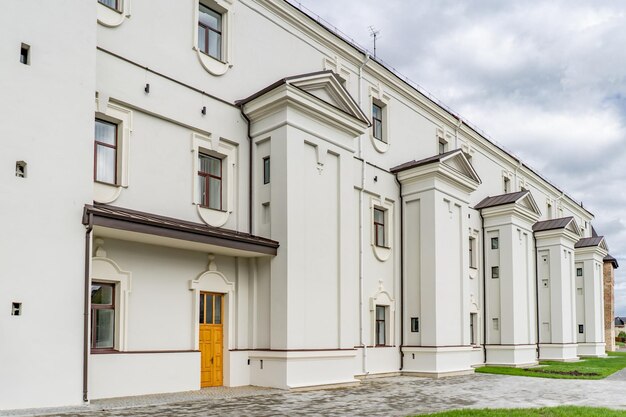 Detalhe do exterior moderno do prédio de apartamentos residenciais fragmento da nova casa de luxo e complexo doméstico luz solar amarela preto e branco