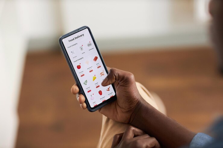 Foto detalhe do homem negro segurando smartphone com aplicativo de compras de supermercado online