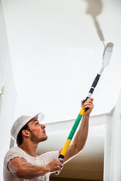 Detalhe do homem pintando o teto