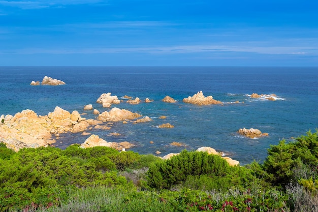 Detalhe do litoral de Gallura com rochas e vegetação