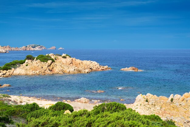 Detalhe do litoral de Gallura com rochas e vegetação