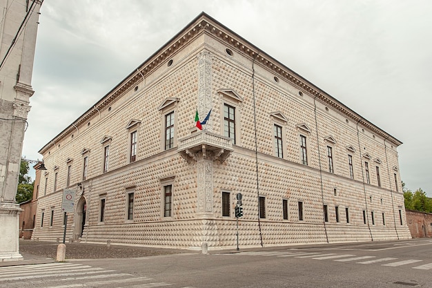 Detalhe do Palazzo dei Diamanti, um famoso edifício histórico em Ferrara, na Itália