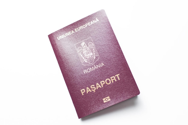 Detalhe do passaporte romeno isolado no fundo branco