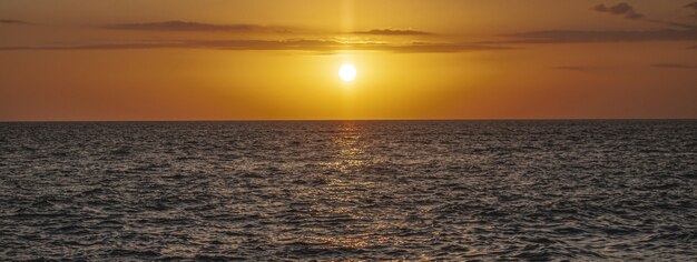 Detalhe do pôr do sol do mar, imagem do banner com espaço de cópia