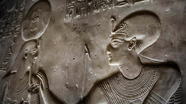 Detalhe do relevo, desenho com hieróglifos baseados na mitologia do antigo Egito - Templo de Seti, o Primeiro em Abidos - Médio Egito