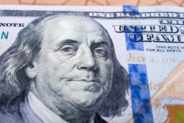 Detalhe do rosto de Benjamin Franklin na nota de 100 dólares americanos