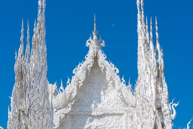 Detalhe do telhado do templo branco de Chiang rai em Thailandroof