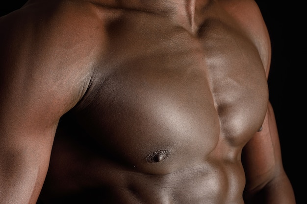 Detalhe do torso de um homem africano