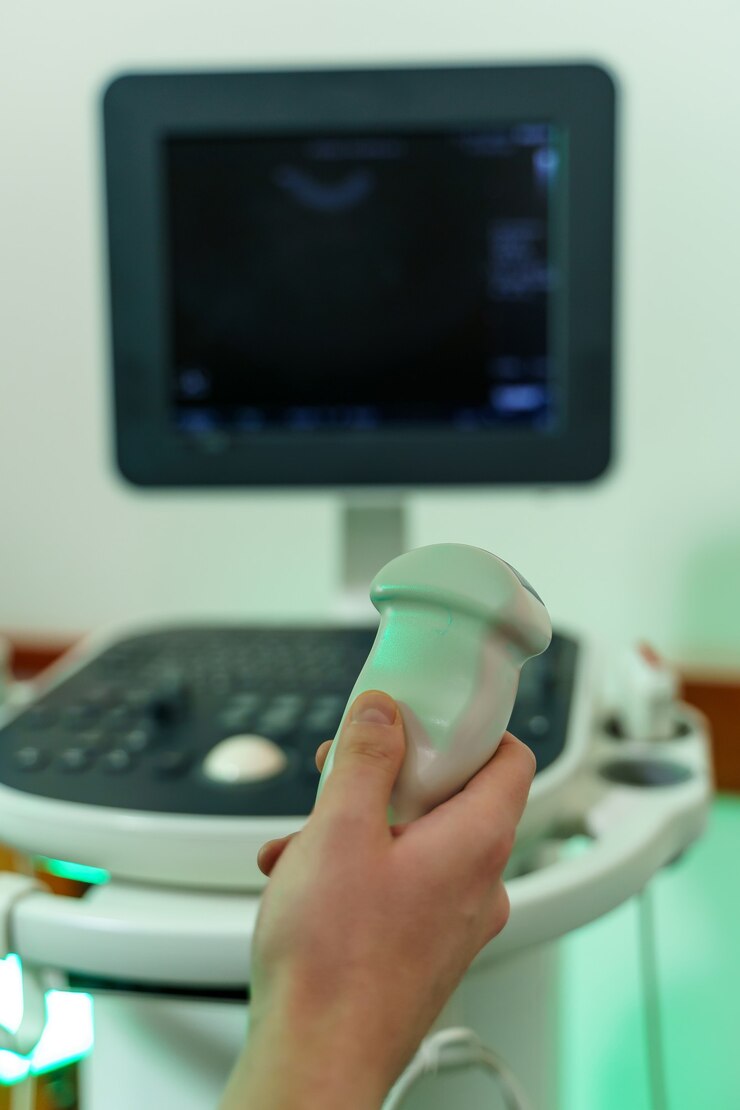 Foto detalhe do ultrassom do computador com raio-x na clínica moderna. digitalizando equipamentos de diagnóstico. novos métodos de tratamento. fechar-se.