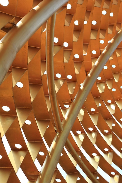 Detalhe em close de parte da estrutura de aço dourado do monumento ou escultura