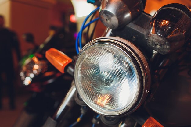 Detalhe em um dos faróis LED de uma motocicleta