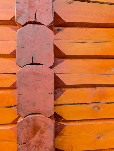 Detalhe exterior da casa de log estilo chalé Noruega