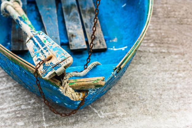 Detalhe gasto de madeira azul velho do barco de pesca