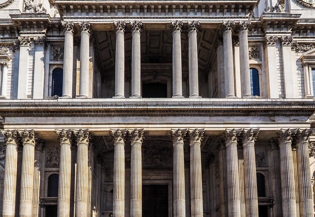 Detalhe HDR da fachada da Catedral de São Paulo em Londres