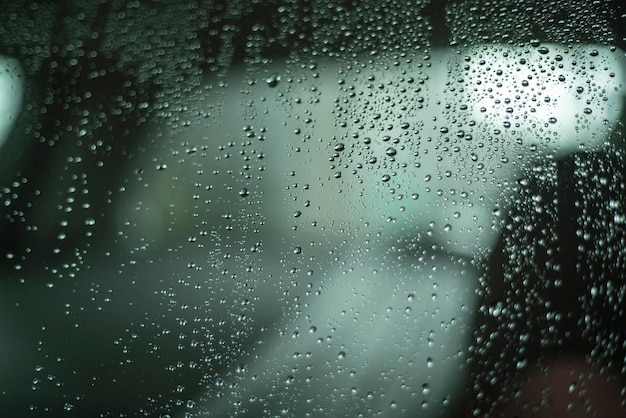 Detalhe macro de gotas de água na janela do carro