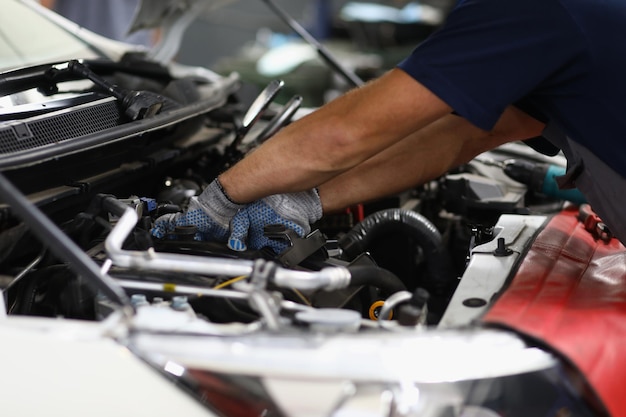 Detalhe mecânico profissional de reparo masculino em automóvel na estação de combate