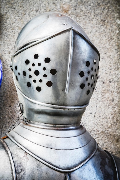 Foto detalhe militar espanhol da armadura, do capacete e do peitoral