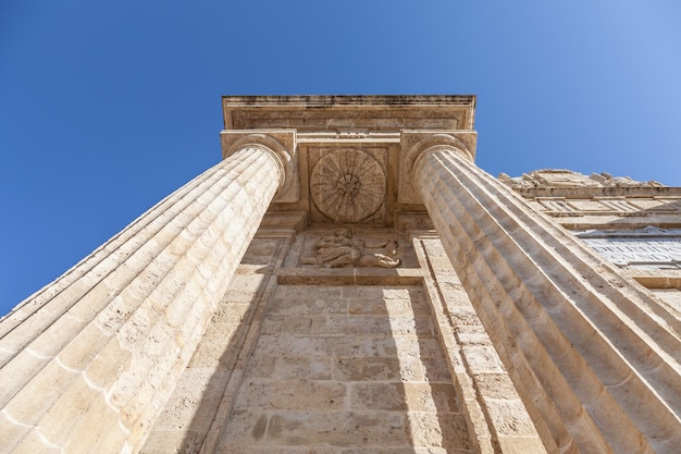 Detalhe na perspectiva das colunas romanas, Itália