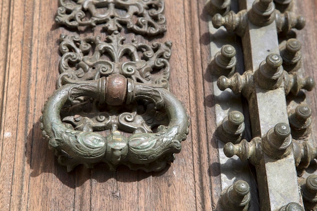 Detalhe na porta da Catedral em Évora, Portugal