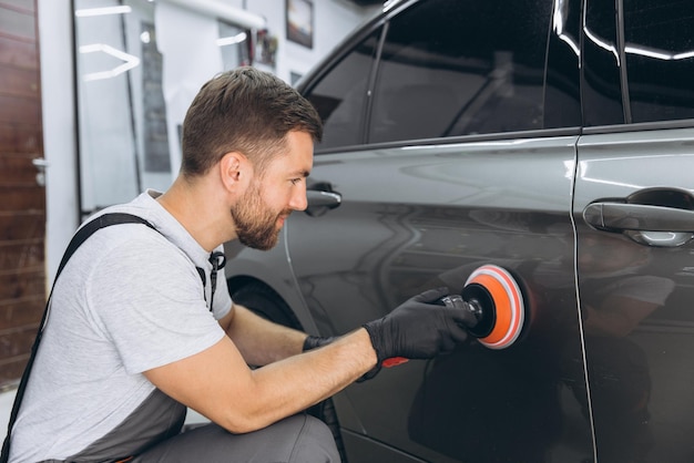 Detalhe profissional de carro com um polidor automático em uma garagem