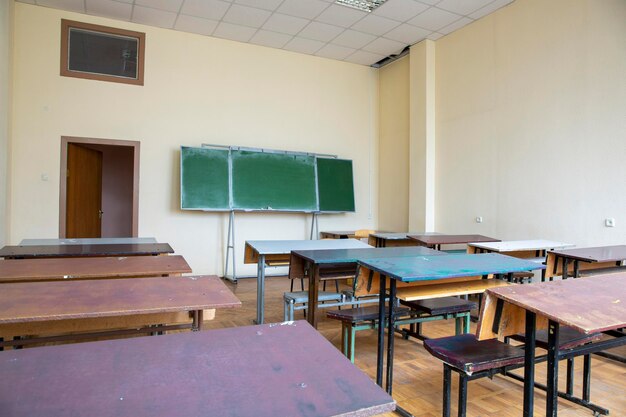 Detalhe Sala de aula interior com quadro-negro na parede