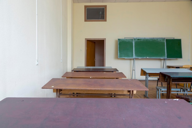 Detalhe Sala de aula interior com quadro-negro na parede