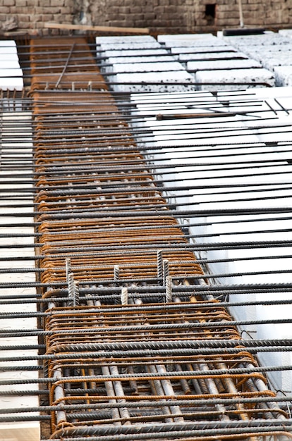 Detalhe técnico das operações de construção: andar. materiais: poliestireno, barras de aço, concreto