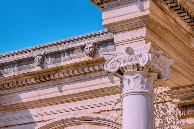 Detalhes aproximados de um famoso portão ou Arco de Adriano em Antalya Travel marcos e restauração do patrimônio na Turquia