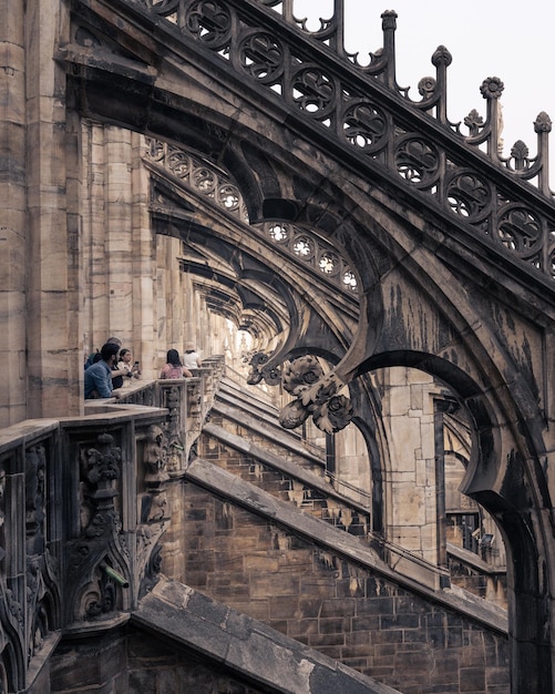 Detalhes arquitetônicos de estilo gótico no telhado de Milão Duomo famosa catedral católica Milão Itália