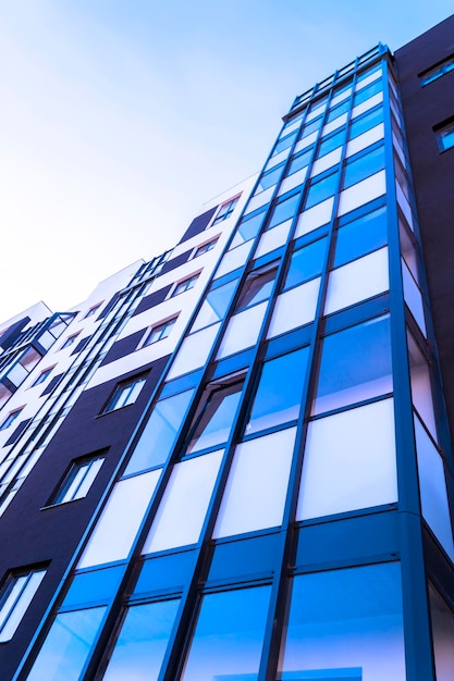 Detalhes arquitetônicos do prédio de apartamentos moderno em frente ao céu azul