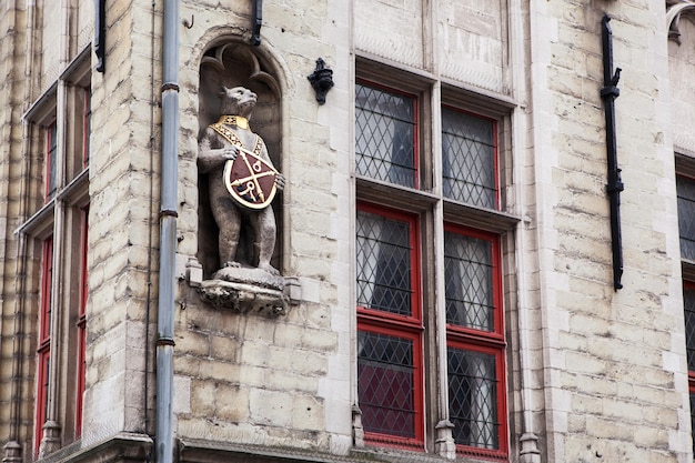 Detalhes arquitetônicos dos edifícios na cidade de Bruges, Bélgica