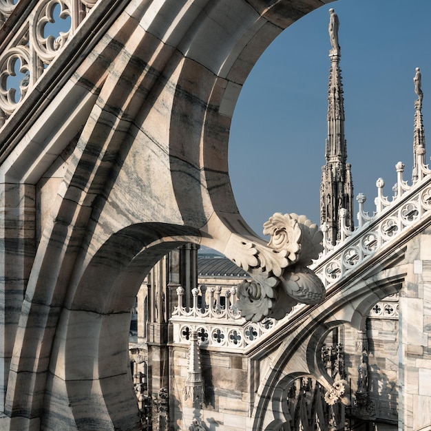 Detalhes arquitetônicos góticos no telhado da catedral católica de Milão Duomo na luz da manhã Milão Itália