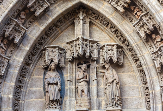 Detalhes arquitetônicos sobre a porta de entrada da Catedral de Sevilha (ou Catedral de Santa Maria da Sé). Construído em 1402-1506.