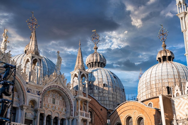 Detalhes bonitos da Basílica de São Marcos em Veneza. Projeto arquitetônico em Veneza, cavalos, estátuas douradas e torres da Basílica de San Marco.
