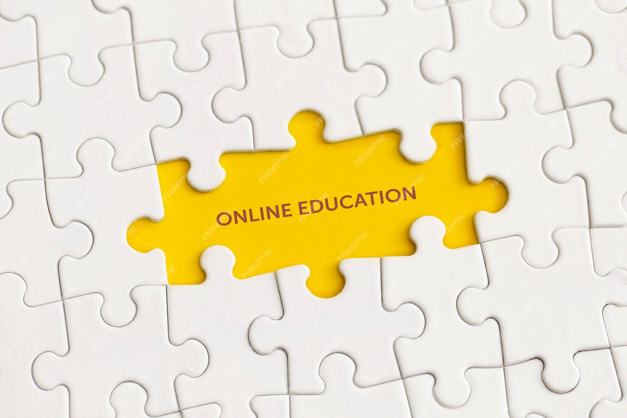 Detalhes brancos do quebra-cabeça com o texto educação online em fundo  amarelo