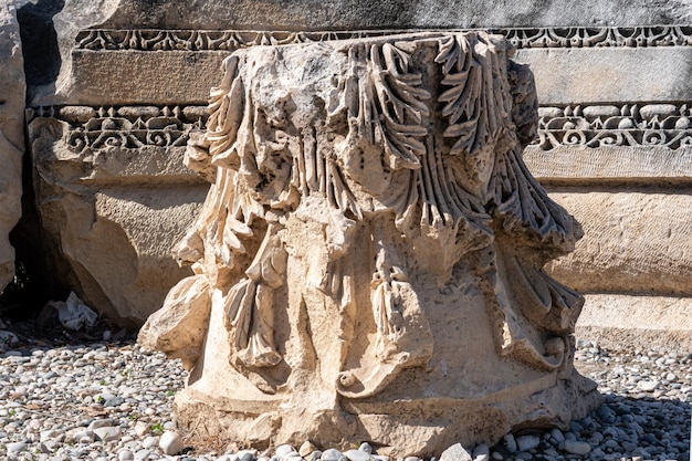 Detalhes da coluna antiga empilhada em um sítio arqueológico em Myra, Turquia