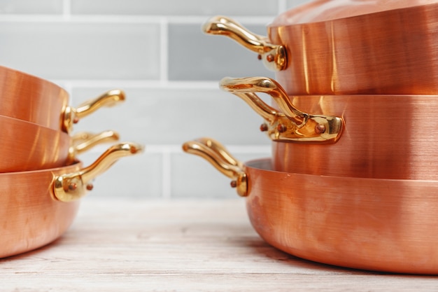 Detalhes da cozinha moderna com utensílios de cobre fechar