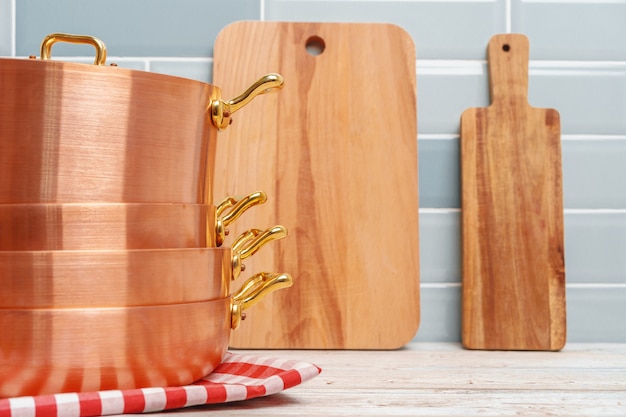 Foto detalhes da cozinha moderna com utensílios de cobre fechar