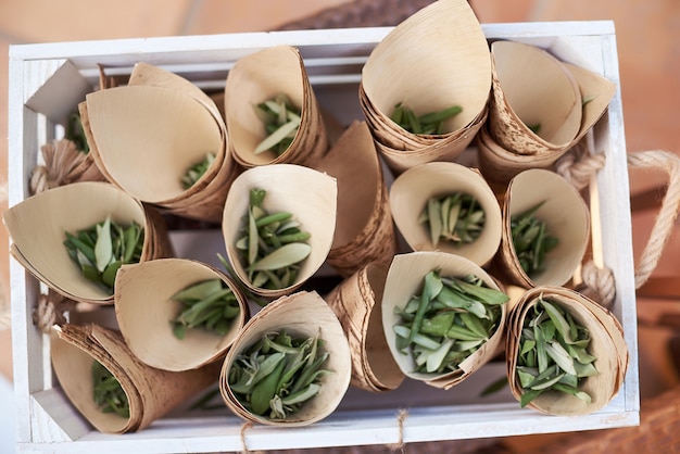 Detalhes da decoração de casamento com folhas de oliveira secas