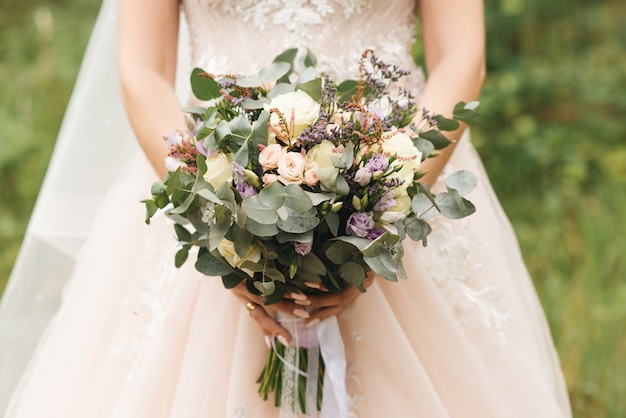 Detalhes da manhã nupcial. Lindo buquê de casamento nas mãos da noiva