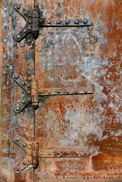 Foto detalhes da porta de metal enferrujado