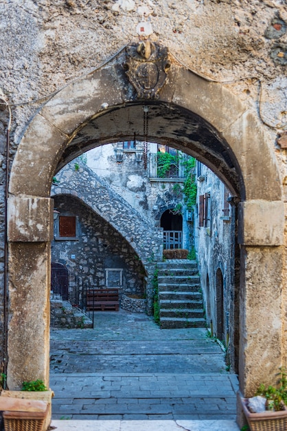 Detalhes da vila medieval de Santo Stefano di Sessanio, edifícios históricos de pedra, portão antigo, arquitetura de pedra da cidade velha. Abruzzo, Itália.