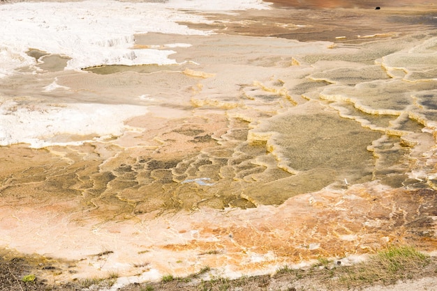 Detalhes das formações rochosas em Mammoth Hot Springs no Parque Nacional de Yellowstone Wyoming EUA