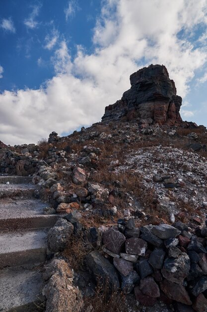 Foto detalhes das formações rochosas na rocha imerovigli skaros na ilha de santorini, grécia - caldera cliffs