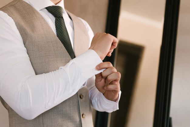 Detalhes das mãos do terno masculino do noivo closeup