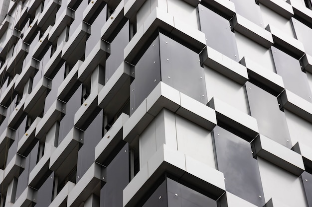 Detalhes de arquitetura de construção, design de fachada. Edifício moderno preto e cinza.